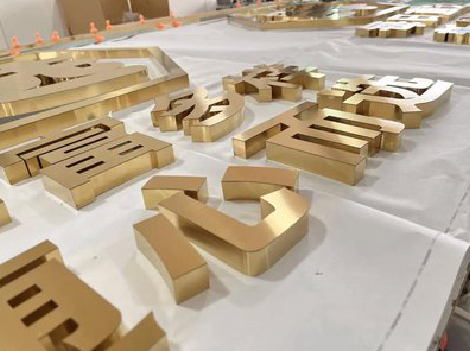 新密拉丝不锈钢字的特点。